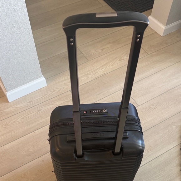 Black Carry-on DELSEY PARIS Hardshell Rolling Suitcase - Picture 4 of 9